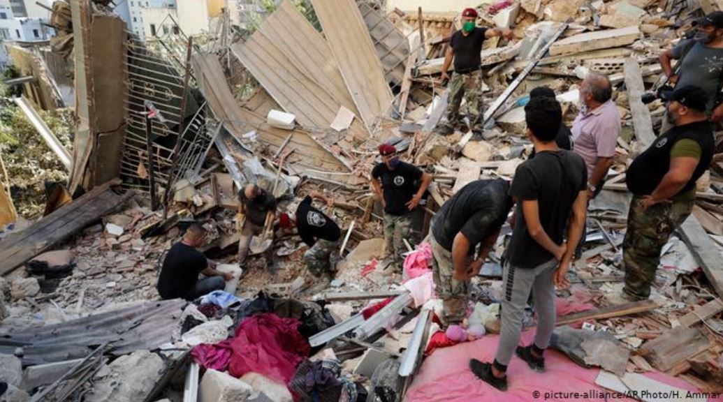 Brigadas buscan sobrevivientes entre los escombros en Beirut. (Foto Prensa Libre: DW)