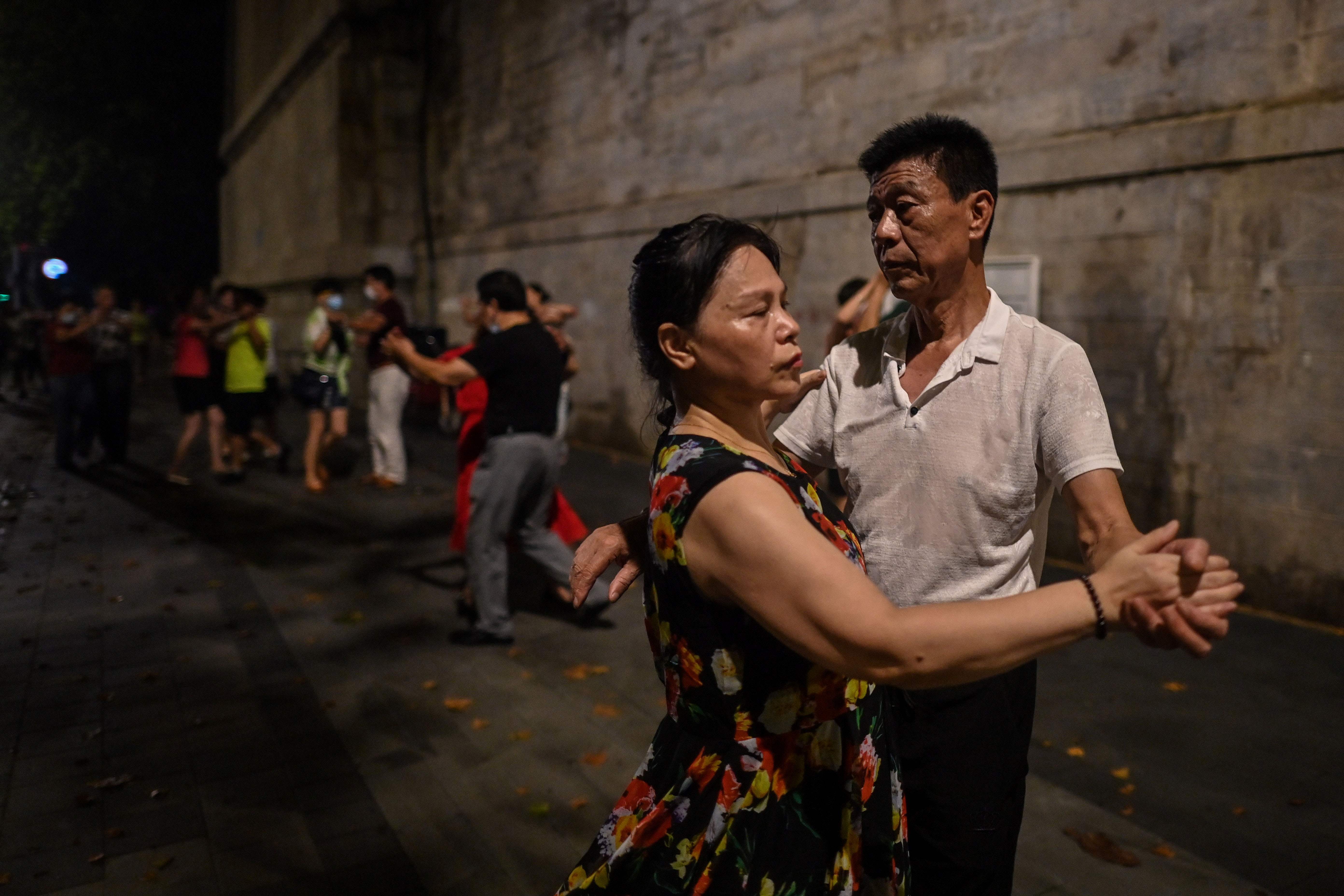 Los habitantes de Wuhan dejan por un lado el distanciamiento social y la mascarilla y retoman su vida cotidiana. (Foto Prensa Libre: AFP)