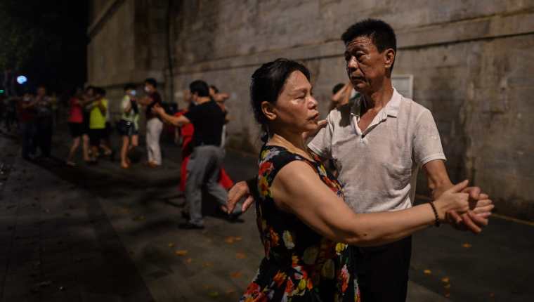 
Los habitantes de Wuhan dejan por un lado el distanciamiento social y la mascarilla y retoman su vida cotidiana. (Foto Prensa Libre: AFP)
