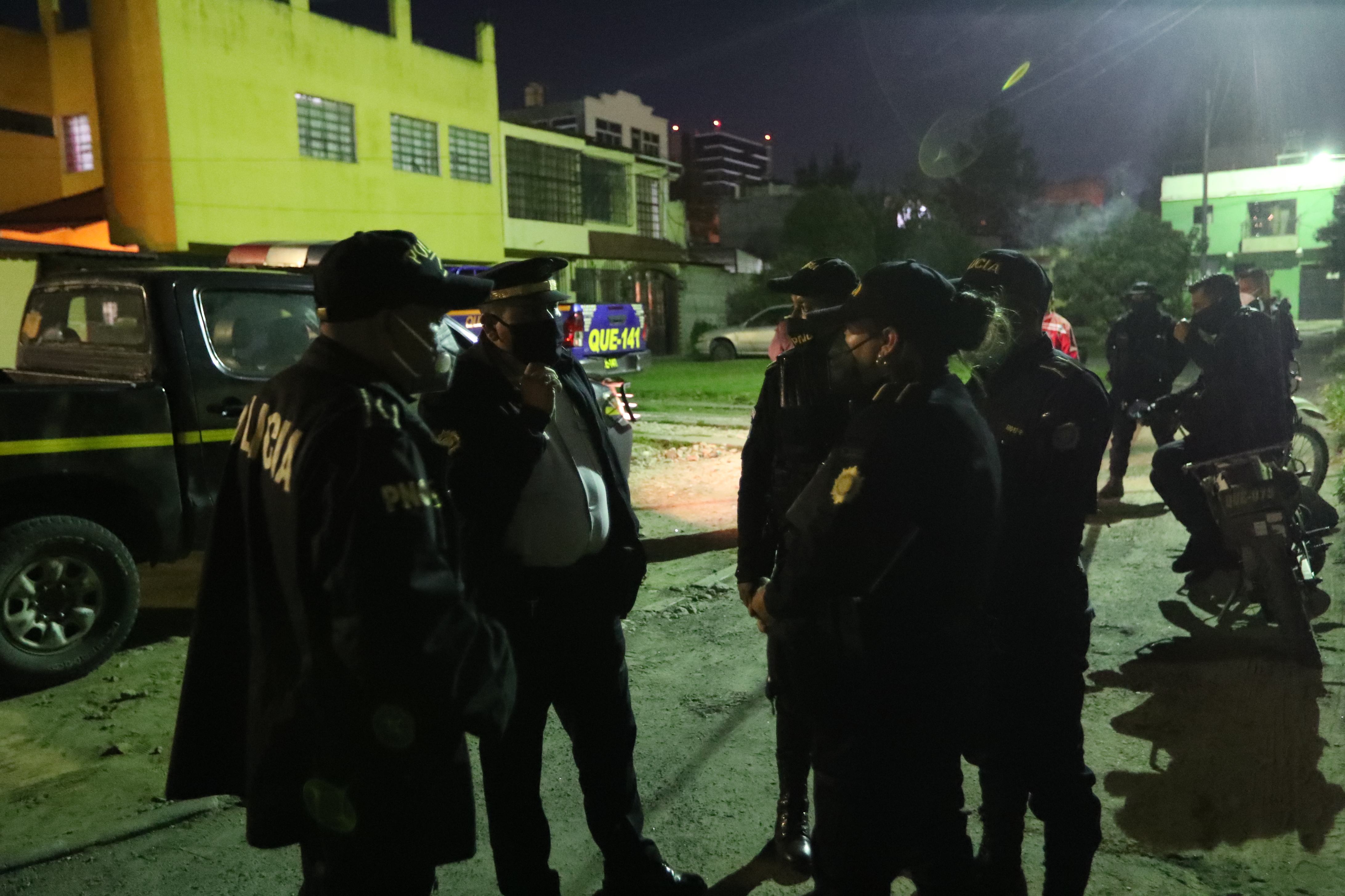 Agentes de la PNC llegaron al lugar donde los vecinos denunciaron una fiesta clandestina. (Foto Prensa Libre: María Longo) 