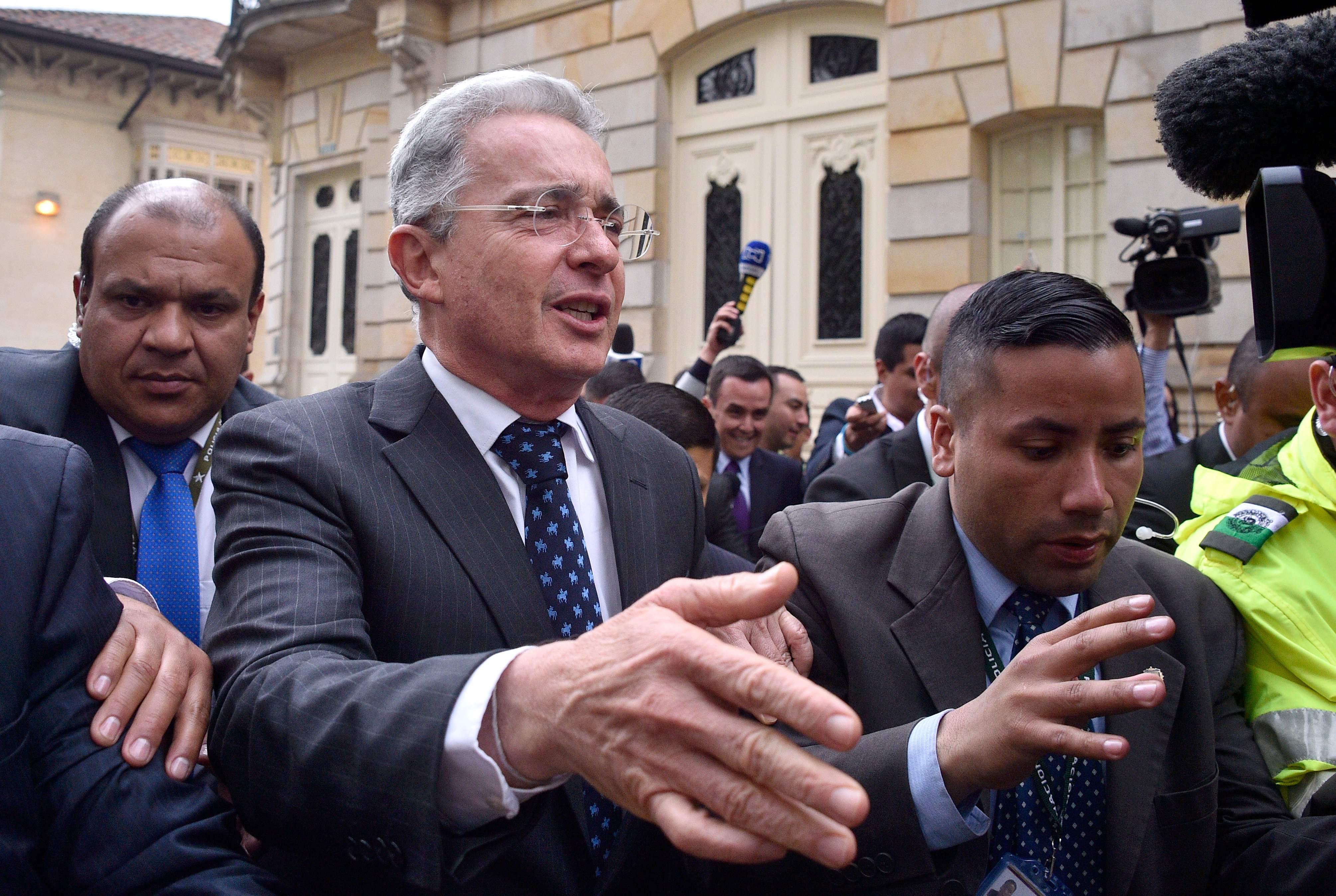 El expresidente colombiano Álvaro Uribe enfrenta una acusación de fraude procesal y compra de testigos. (Foto Prensa Libre: AFP)