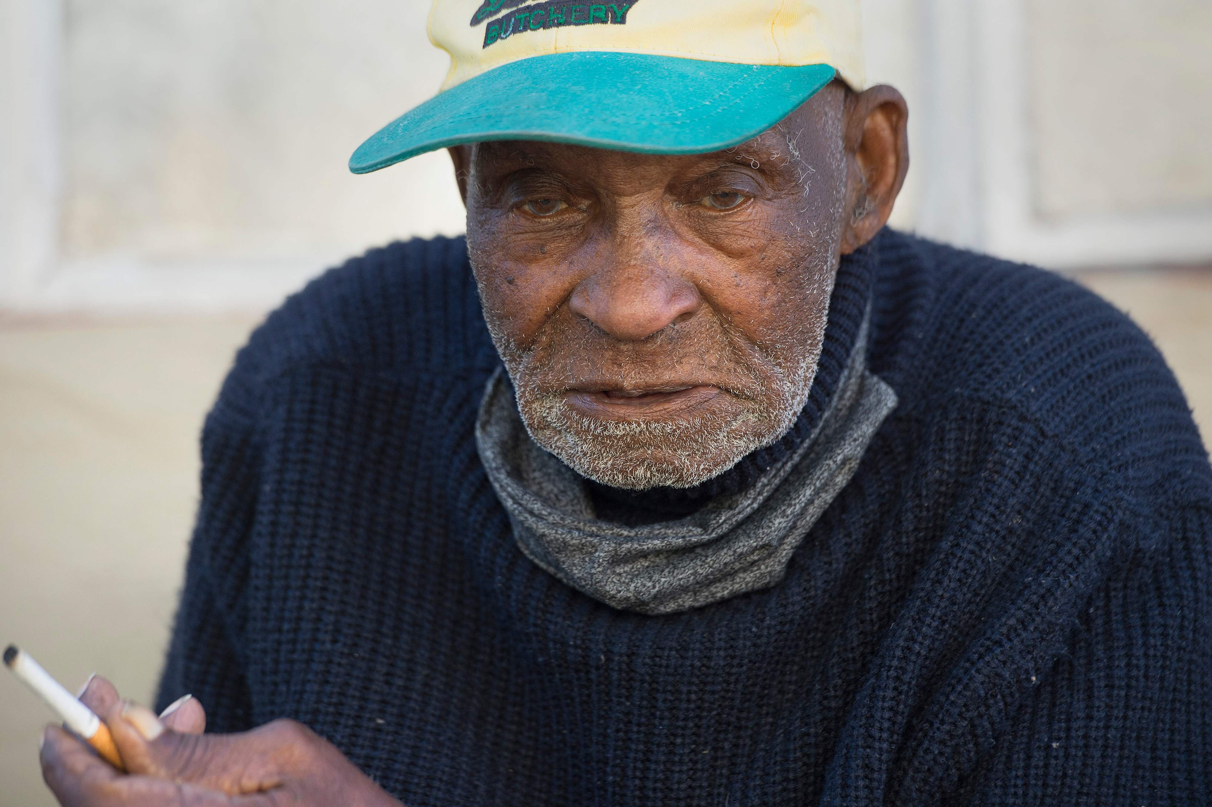 Fredie Blom fuma mientras celebró su cumpleaños 116, el pasado 8 de mayo. Falleció este sábado, según confirmó su familia. Foto Prensa Libre: AFP