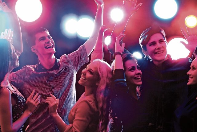 Los jóvenes son causantes de la aceleración de rebrotes de coronavirus en varios puntos del mundo, según la OMS. (Foto Prensa Libre: Shutterstock)