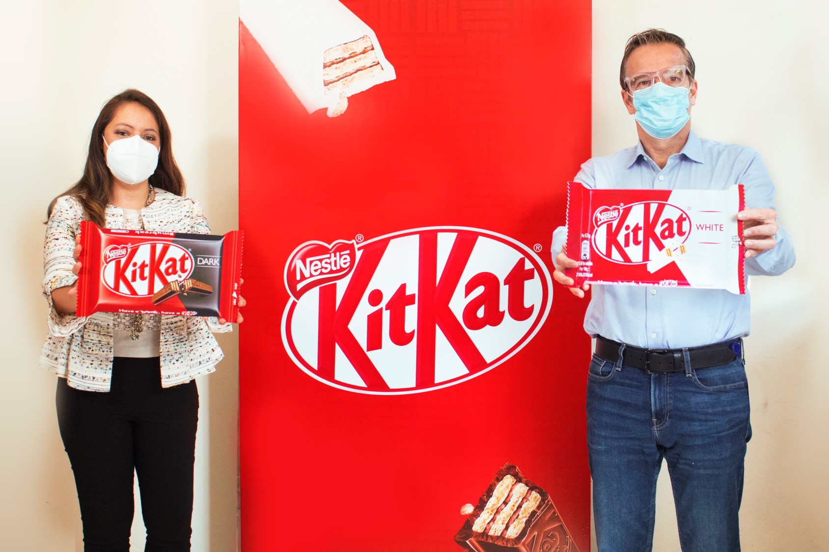 Mónica Serrano, gerente de marca Kit Kat Guatemala, y Patricio Astolfi, director general de Nestlé y Malher Guatemala, presentaron las dos nuevas versiones. Foto Prensa Libre: Cortesía.