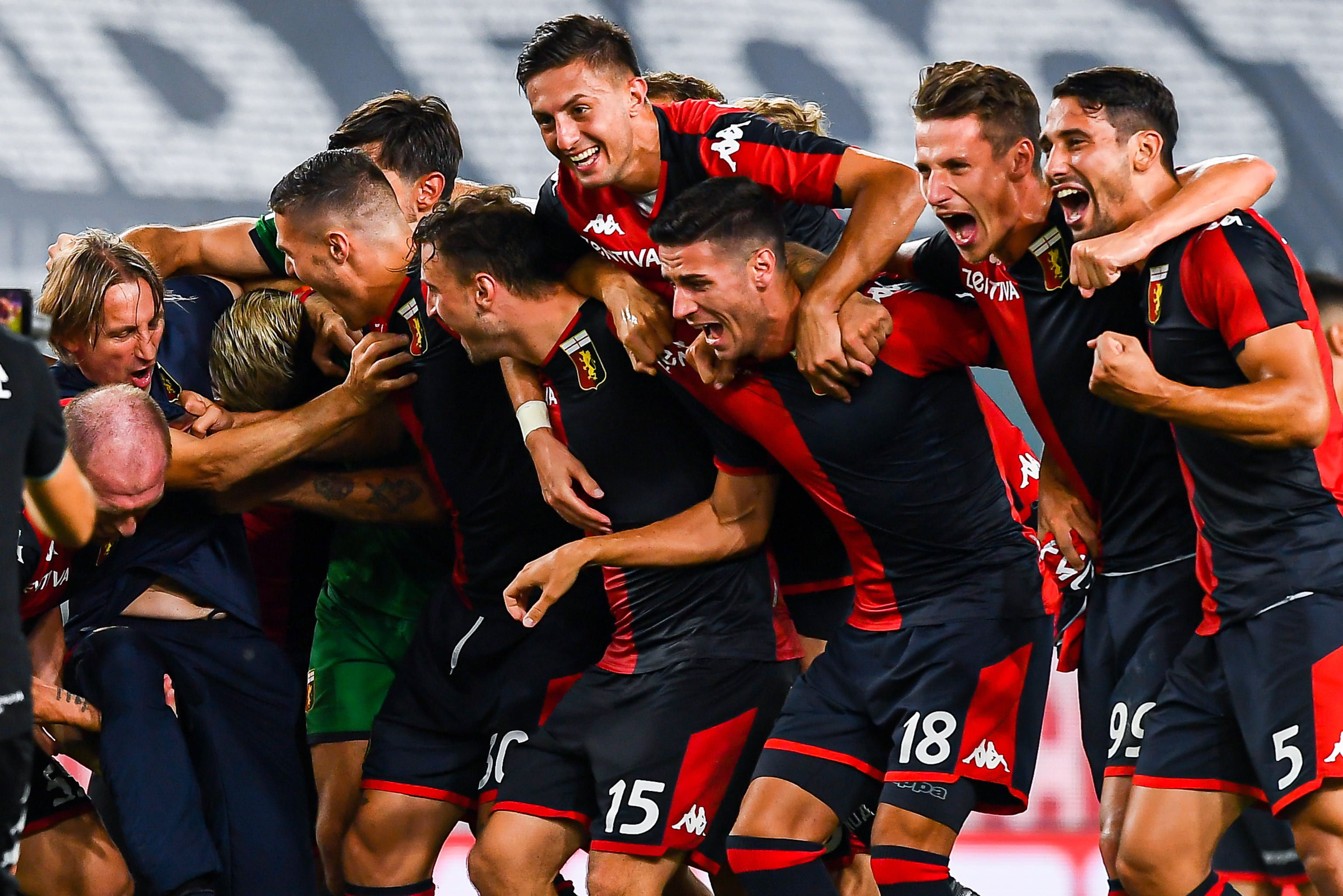 Los jugadores del Génova celebran junto a su entrenador la victoria que los mantiene en la Liga Italiana. Foto Prensa Libre: EFE