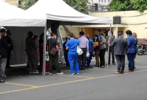 A empleados del Congreso se les practica hisopados para detectar posibles casos de coronavirus. (Foto Prensa Libre: Cortesía Le Red).