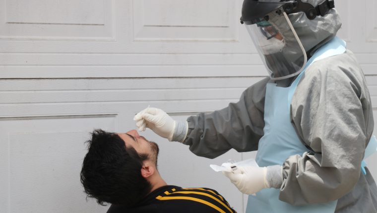 El hisopado es parte del proceso para la detección del coronavirus. (Foto Prensa Libre: Hemeroteca PL)