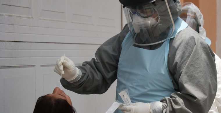 El hisopado es parte del proceso para detectar el coronavirus. (Foto Prensa Libre: Hemeroteca PL)