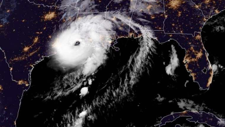 Imagen muestra recorrido del huracán Laura. (Foto Prensa Libre: EFE)