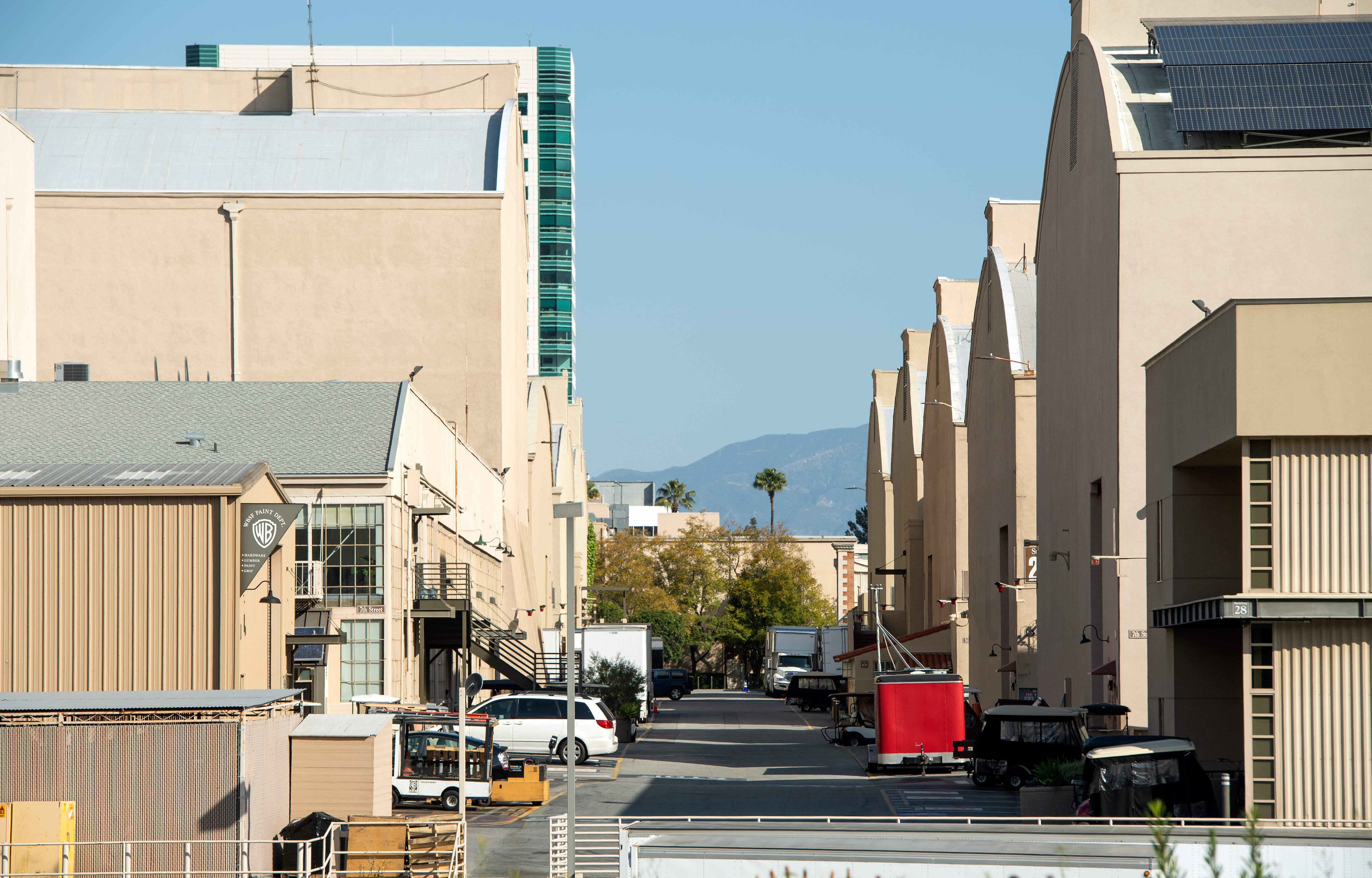 En esta foto de archivo tomada el 2 de abril de 2020, vista de una calle vacía entre sets en el lote de Warner Bros durante la crisis de Covid 19, en  Burbank, California.  (Foto Prensa Libre: Valerie Macon/AFP).