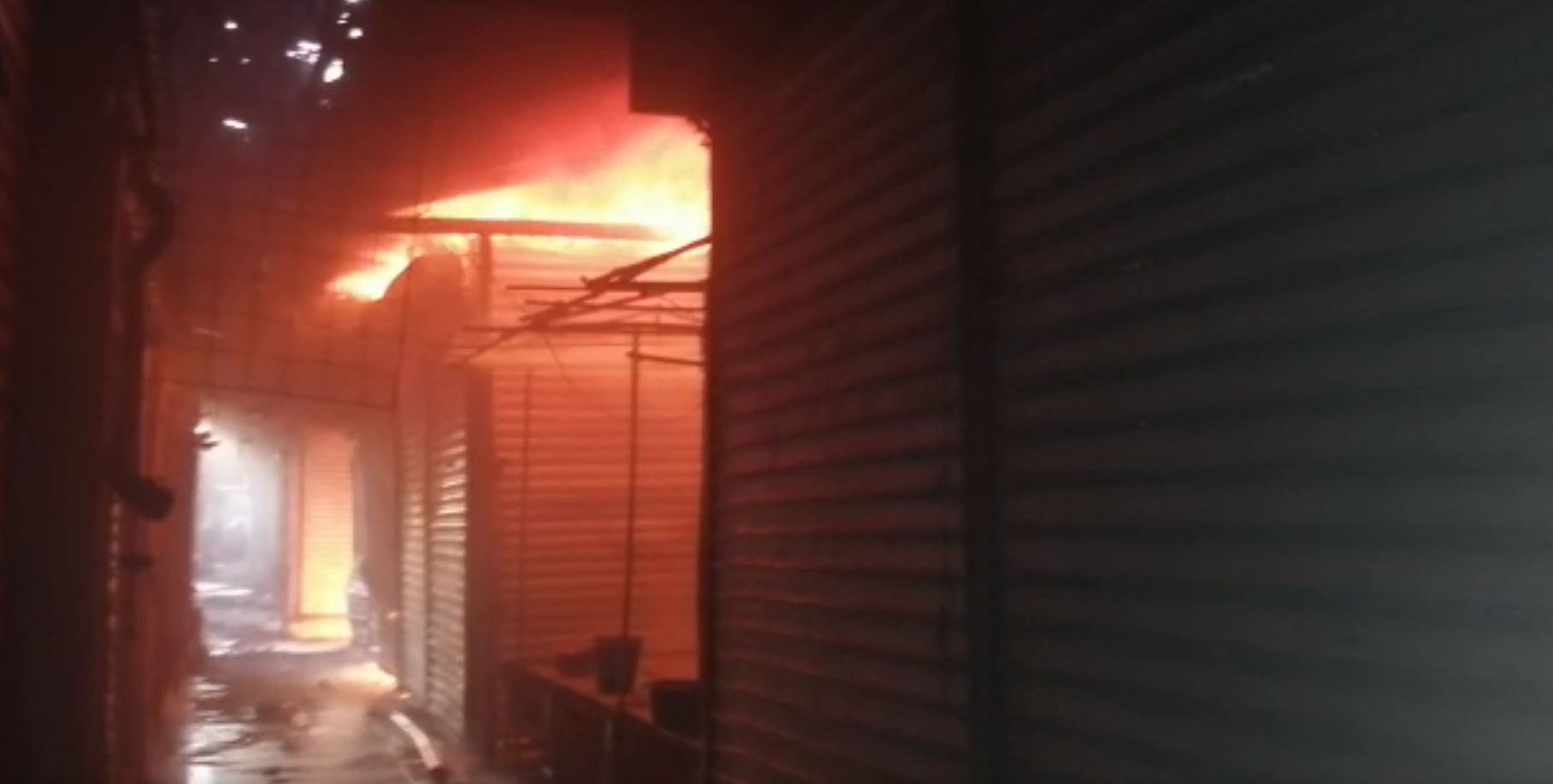 El incendio ocurre en el centro de Puerto San José, Escuintla. (Foto Prensa Libre: Carlos E. Paredes)