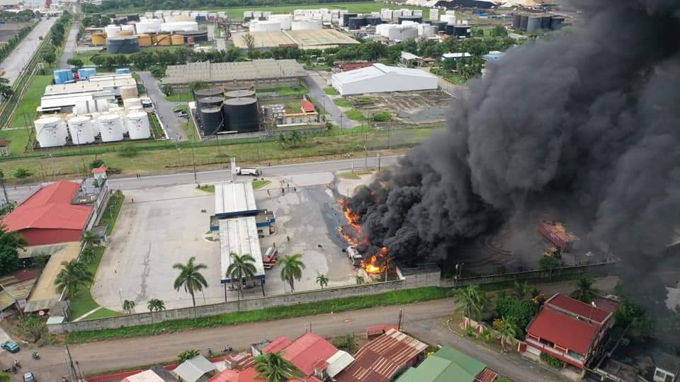 El incendio ocurrió en una gasolinera ubicada frente la Zona Libre de Industria y Comercio. (Foto Prensa Libre: Cortesía)