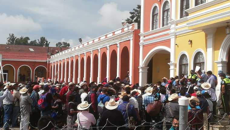 Pobladores inconformes con las prohibiciones impuestas en Joyabaj, Quiché, causan daños en el edificio municipal. (Foto Prensa Libre: Héctor Cordero)
