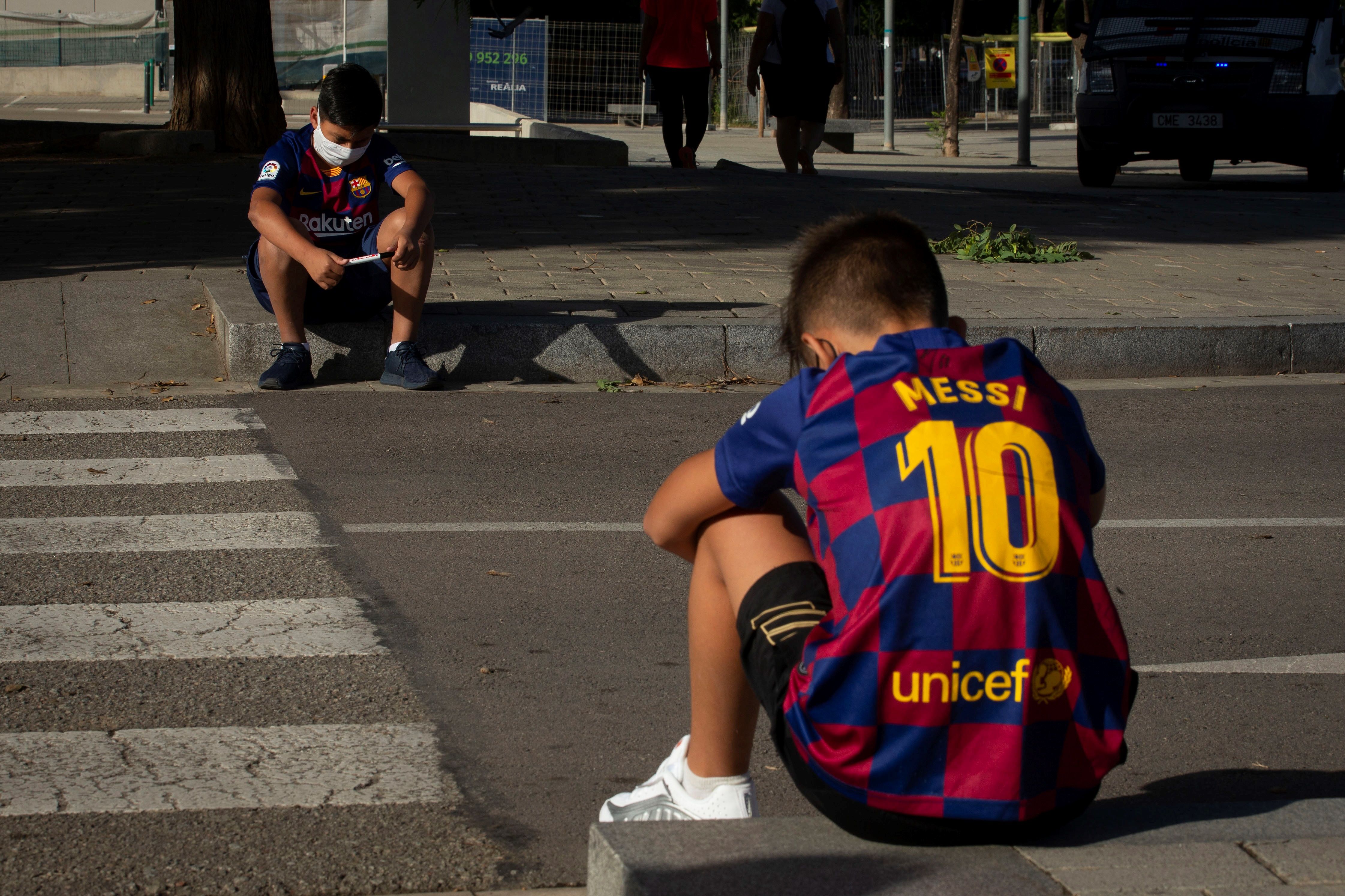 Niños seguidores de Leo Messi se quedaron frustrados por la no asistencia del futbolistas a las pruebas de coronavirus. Foto Prensa Libre: EFE