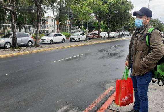 Luis Ángel Avendaño hace mandados para agenciarse de fondos en medio de esta crisis por la pandemia del coronavirus. (Foto Prensa Libre: Noé Medina)