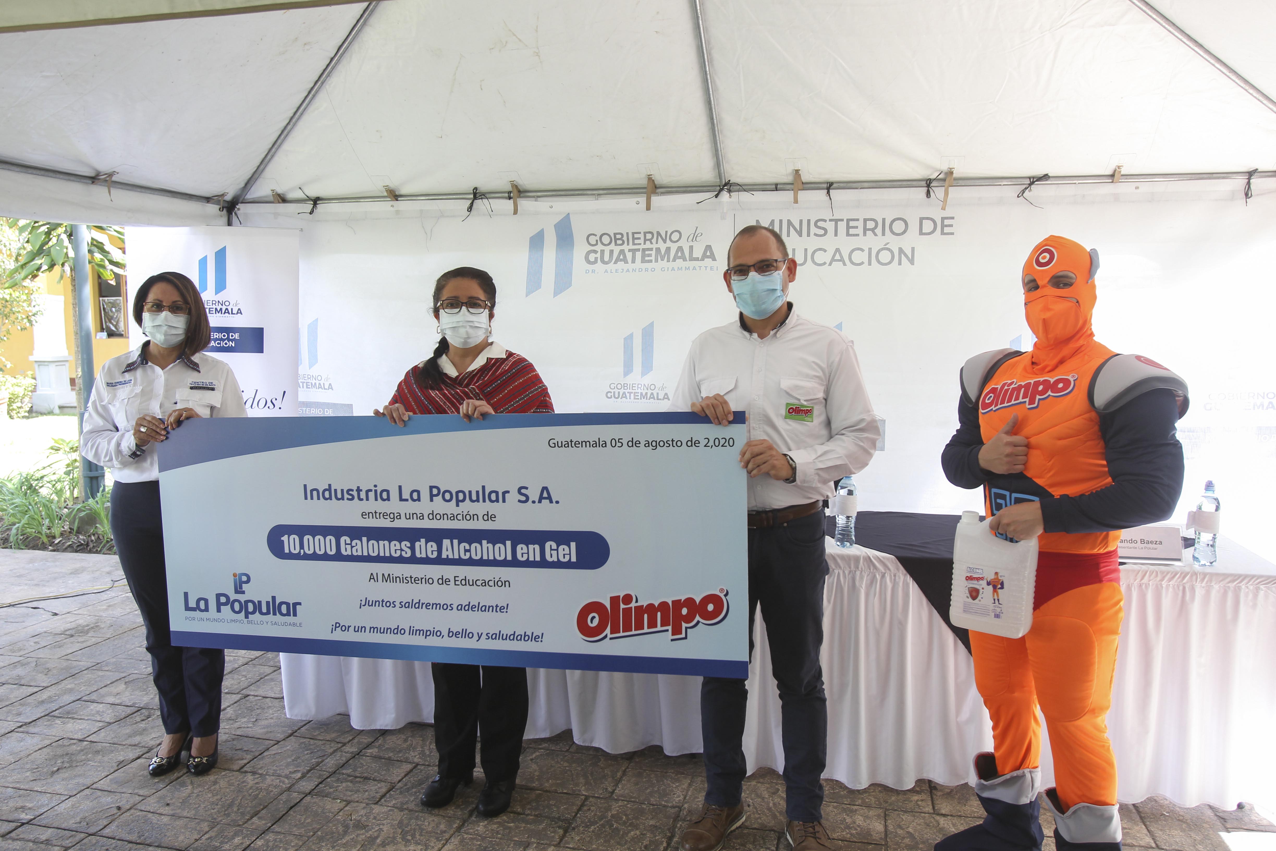 Estos productos de desinfectante serán entregados a directores, maestros y organizaciones de padres de familia. (Foto Prensa Libre: Norvin Mendoza)