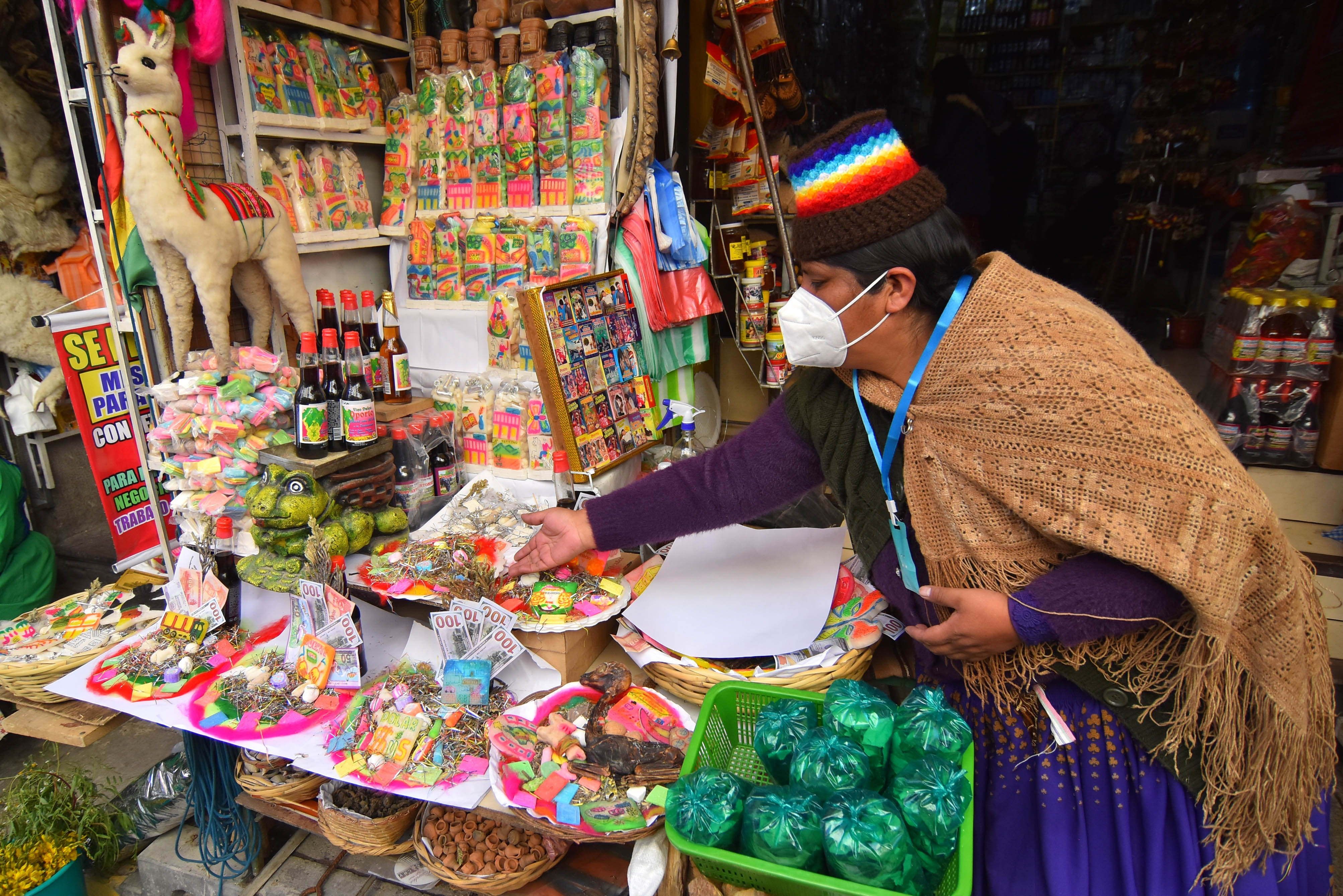 La "chiflera" o vendedora Margarita Quispe muestra una ofrenda para la Madre Tierra en el "Mercado de las Brujas", en La Paz, Bolivia. (Foto Prensa Libre: EFE)