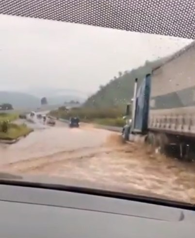 Una nueva inundación en la obra fue reportada por usuarios de las redes sociales. Foto Prensa Libre: captura de vídeo. 