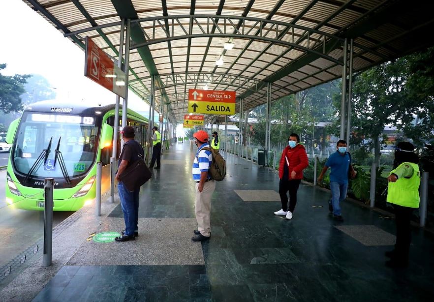 Usuarios deben cumplir protocolos de prevención en la Línea 12 del Transmetro. (Foto Prensa Libre: Comuna capitalina) 