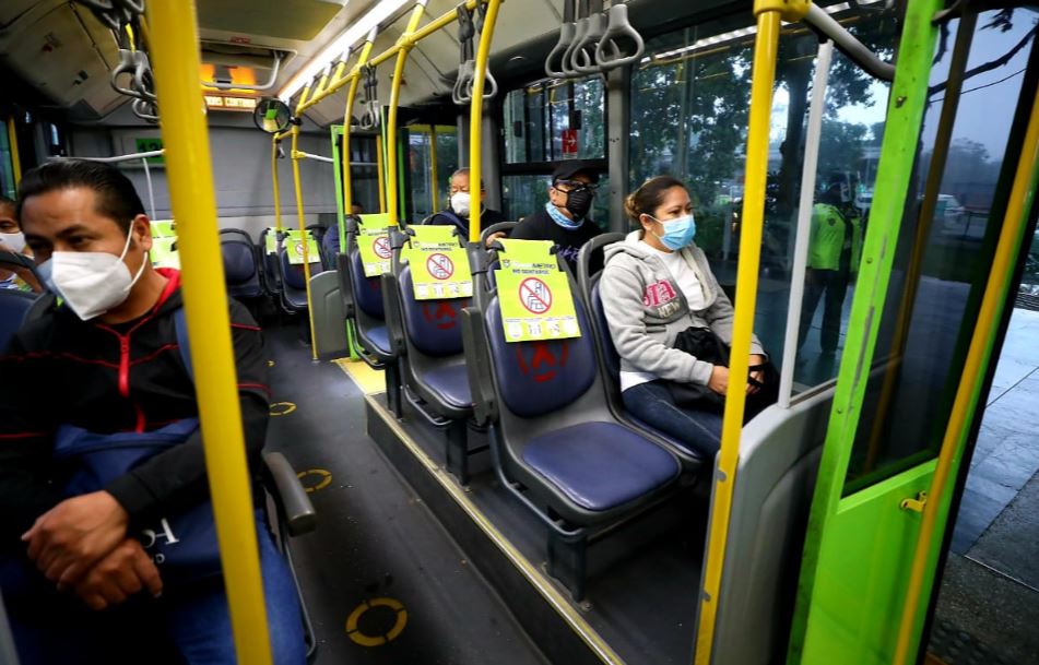 Usuarios del Transmetro deben guardar su distanciamiento en las unidades. (Foto Prensa Libre: Hemeroteca PL)