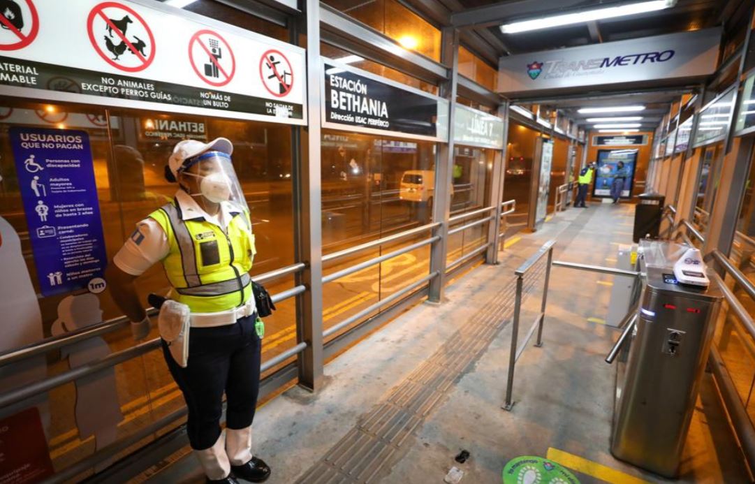 Las estaciones del Transmetro cuentan con medidas de prevención. (Foto Prensa Libre: Comuna capitalina)