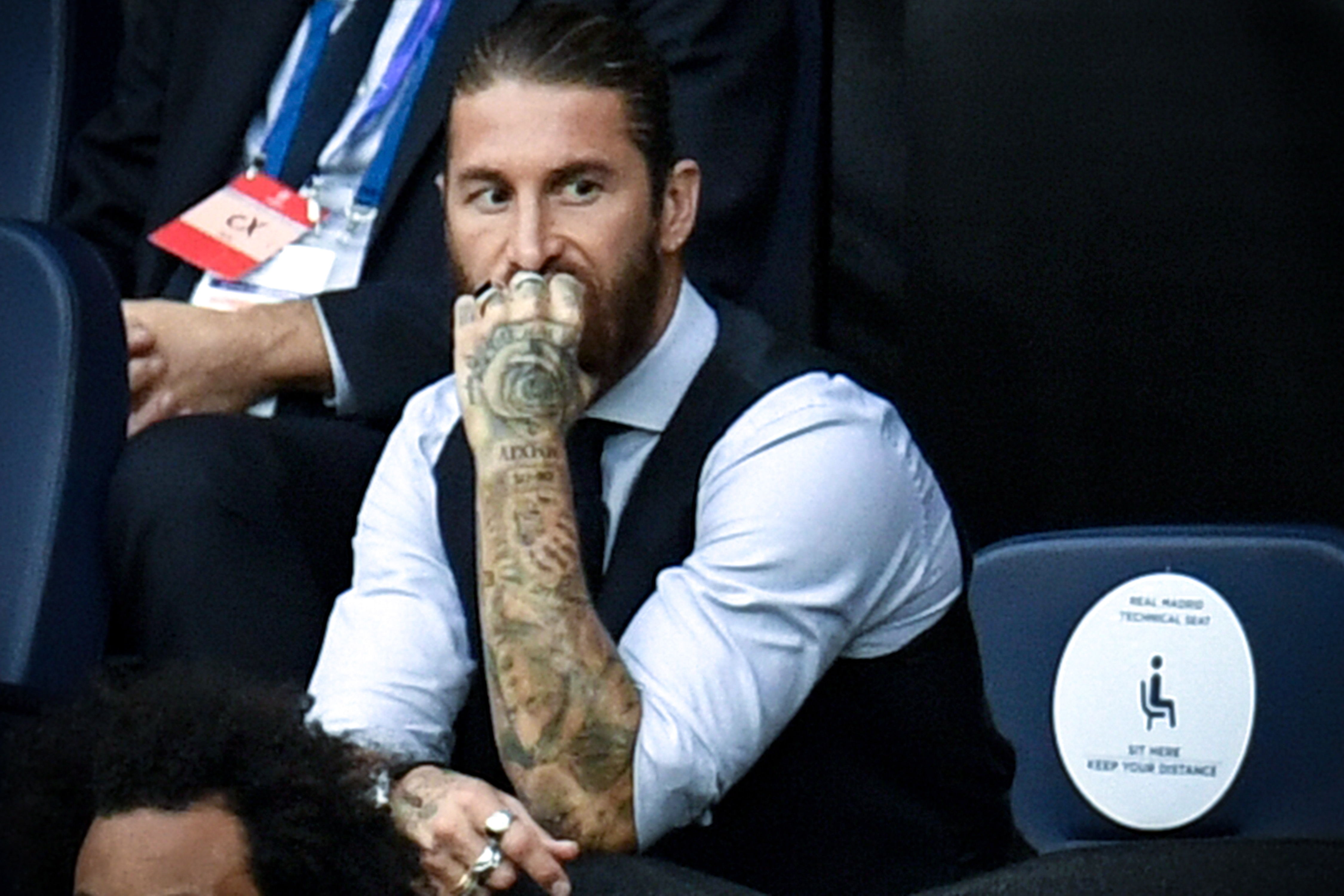 Sergio Ramos publicó este mensaje sobre una foto suya con aspecto preocupado en las gradas del Etihad Stadium. Foto Prensa Libre: EFE