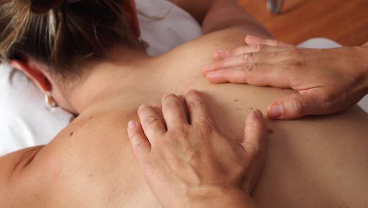 Los masajes además del objetivo principal de liberar la tensión muscular, promueven la circulación de la sangre. (Foto Prensa Libre: Pixabay).