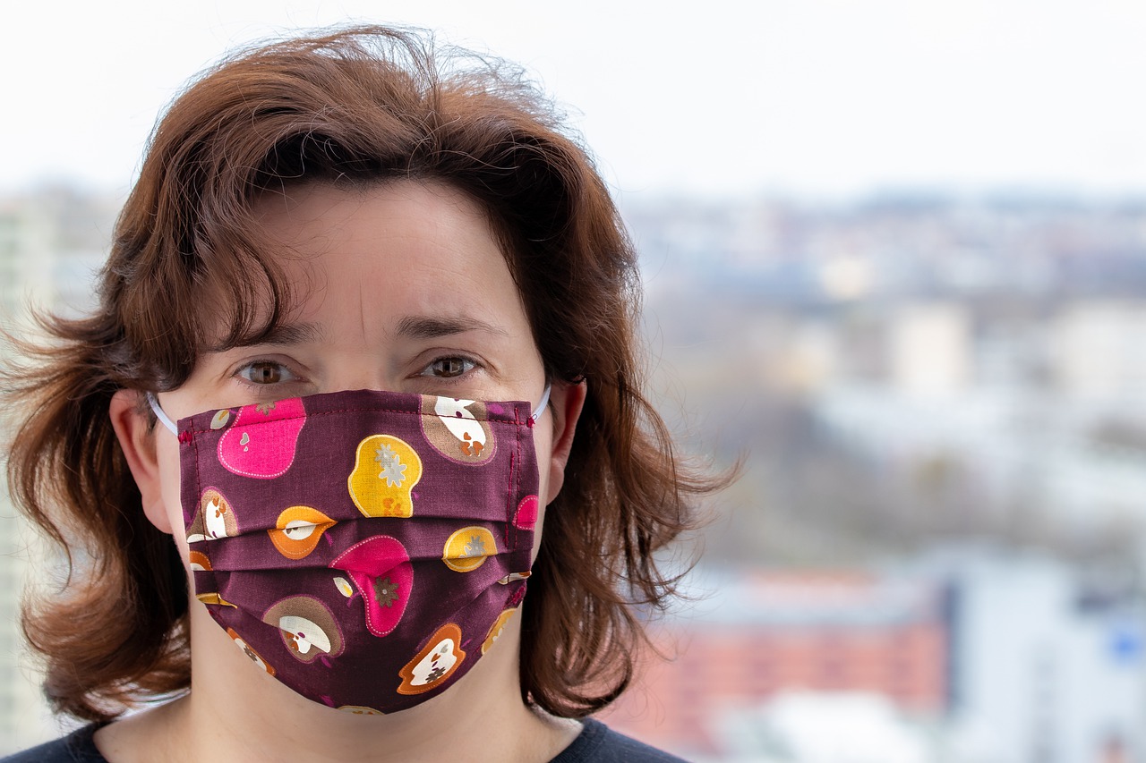 Las mascarillas de tela pueden disminuir el viaje de las partículas al toser hasta un 0,5 metros. (Foto Prensa Libre: Pixabay).