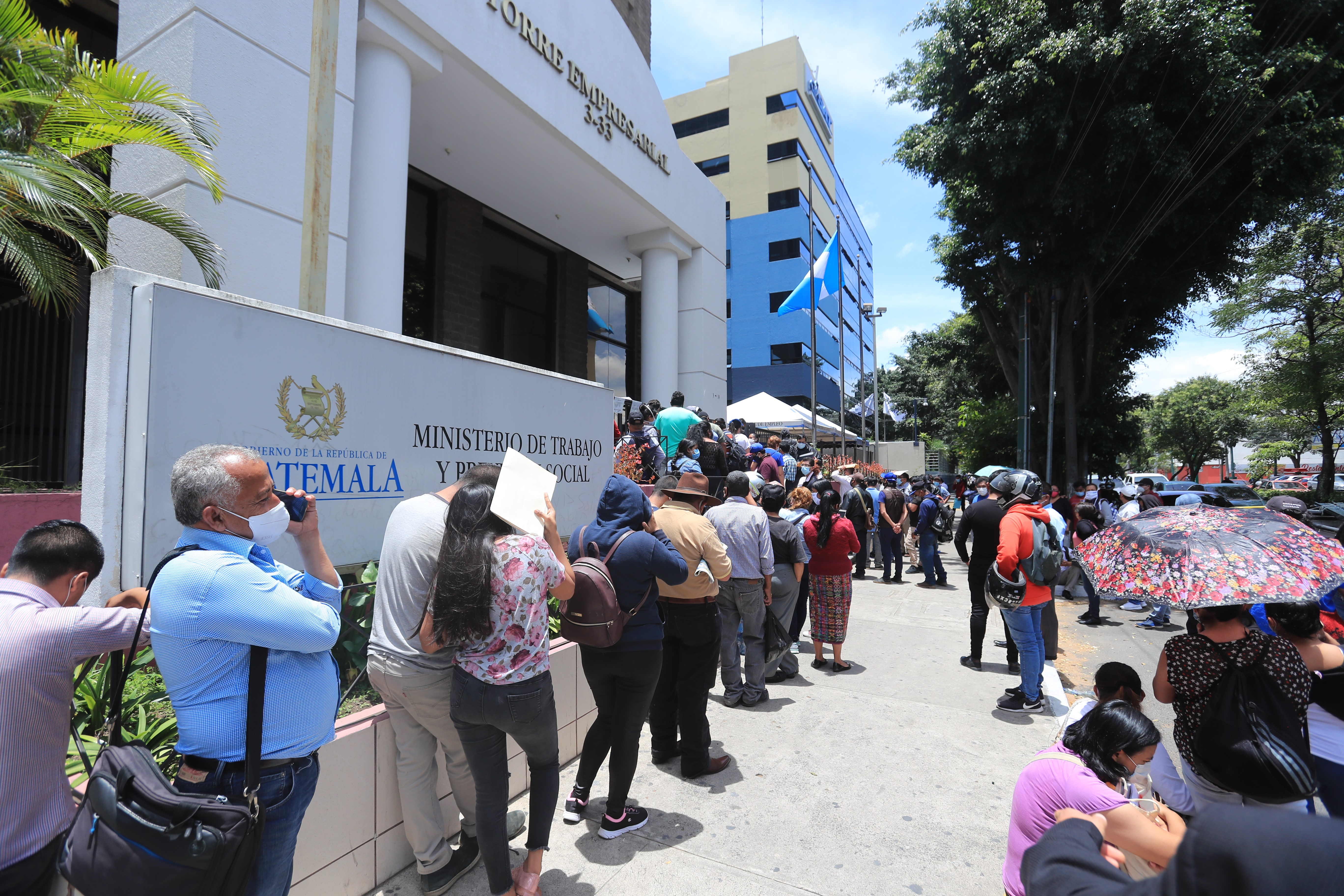 Doscientos trabajadores se plantaron frente a la sede central del Ministerio de Trabajo, en zona 9, ha solicitar indemnización por despidos durante la emergencia por coronavirus. (Foto Prensa Libre: Juan Diego González) 