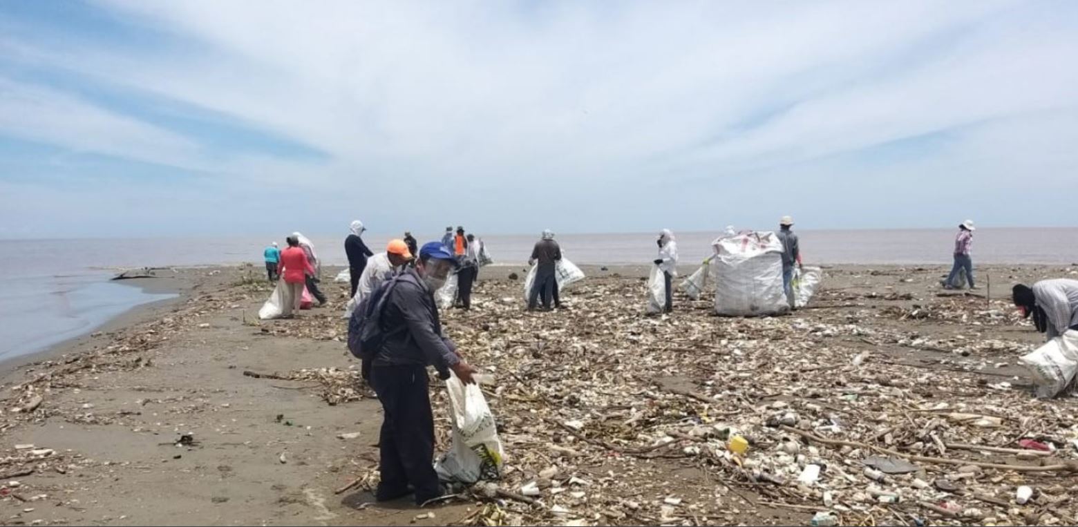 Durante las primeras semanas de agosto se recolectaron unas 60 toneladas de basura en el río Motagua, en Izabal. (Foto Prensa Libre: MARN)