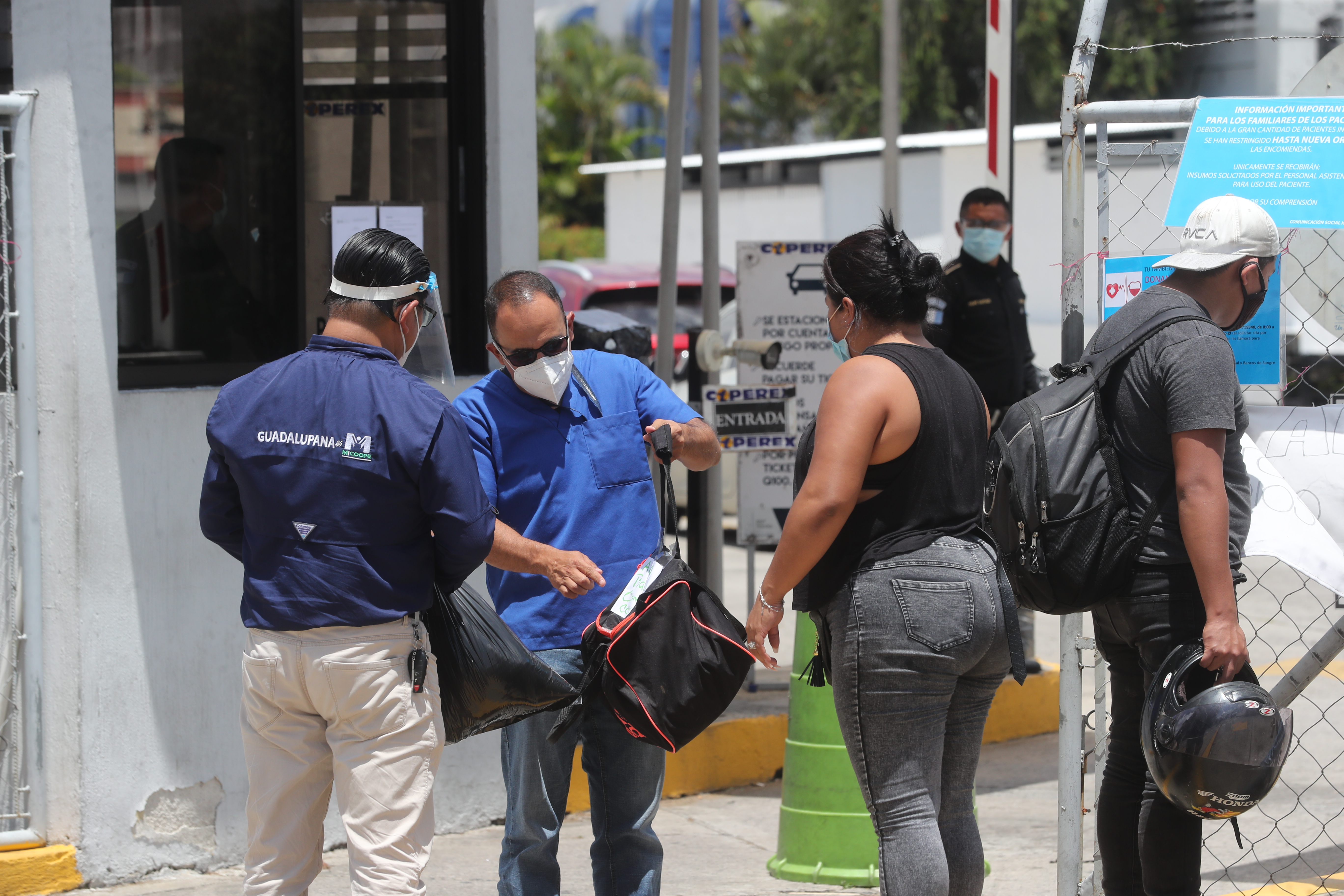 Personas llegan al Hospital temporal Parque de la Industria a dejar encomiendas a sus familiares internados por coronavirus. (Foto Prensa Libre: Hemeroteca PL)