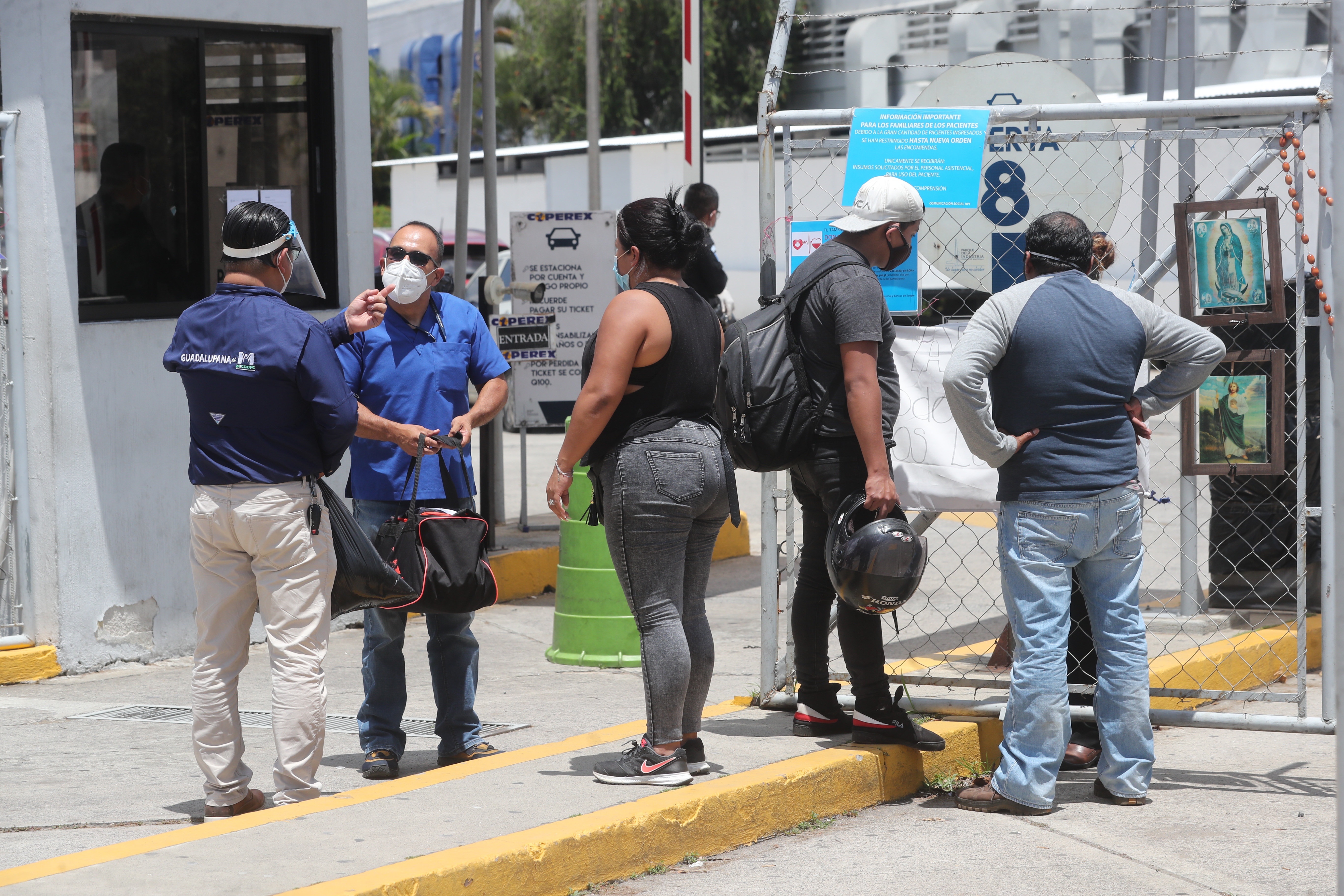 Personas llegan al Hospital temporal Parque de la Industria a dejar encomiendas para  sus familiares internados por coronavirus. Fotografía: Prensa Libre (Erick Avila)
