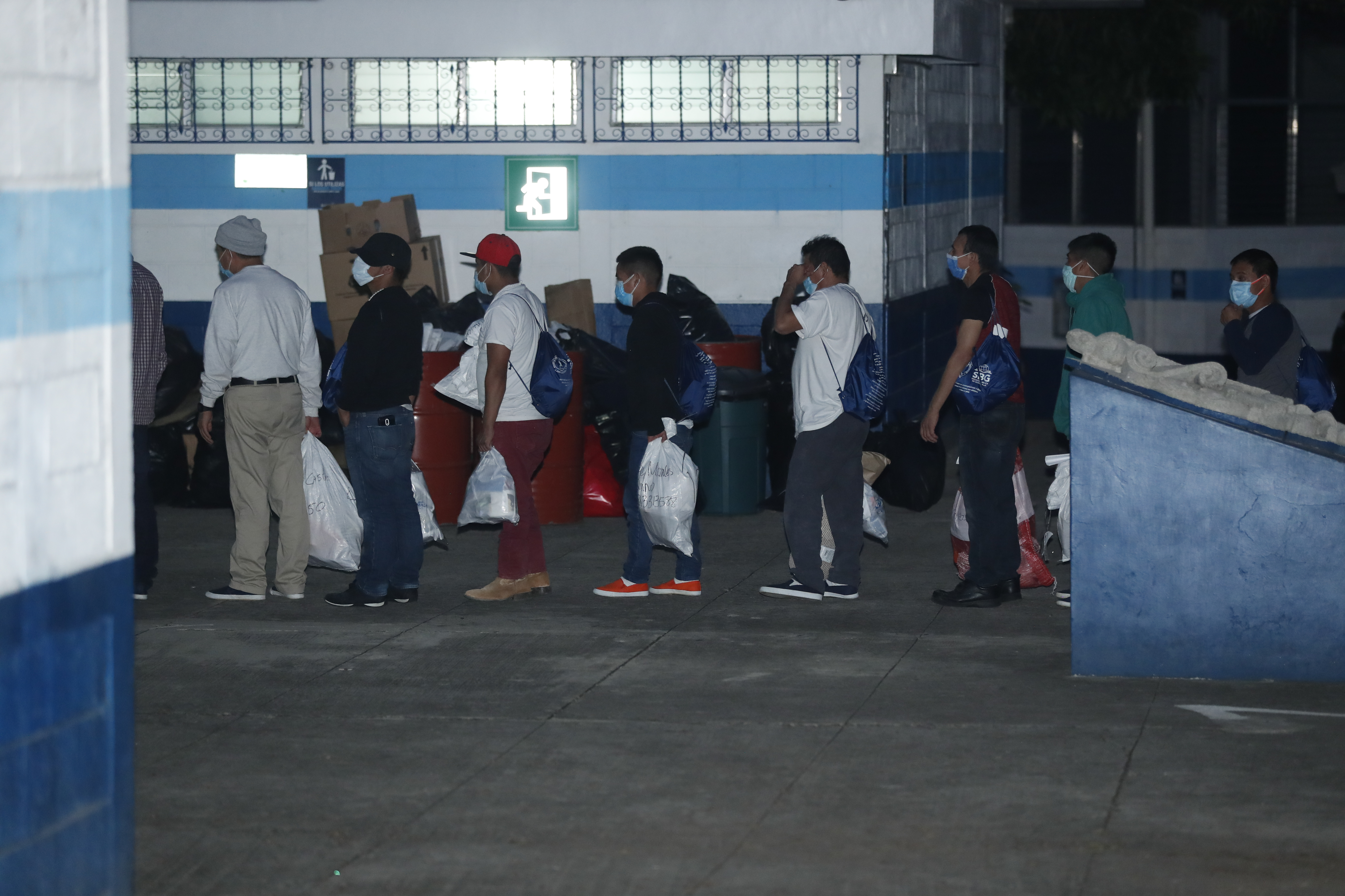 Guatemaltecos deportados desde EE. UU.  En la actual crisis por el covid-19 Conamigua ha atendido a los retornados. (Foto HemerotecaPL)
