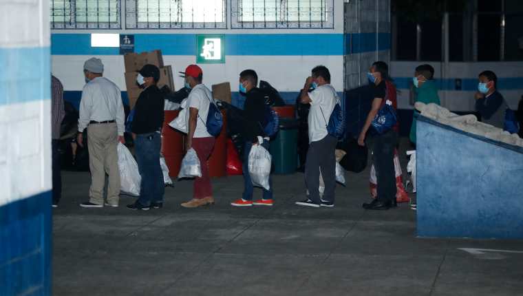 Guatemaltecos deportados desde EE. UU.  En la actual crisis por el covid-19 Conamigua ha atendido a los retornados. (Foto HemerotecaPL)
