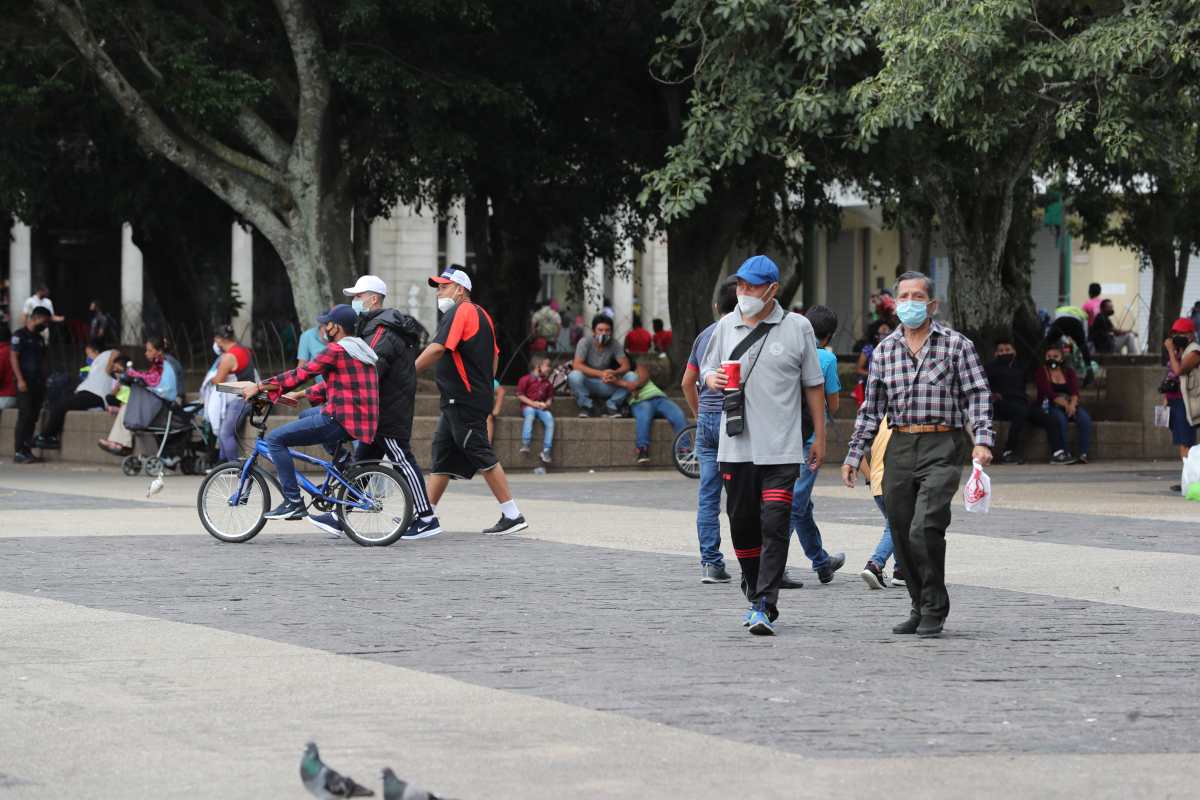 Personas caminan en el Parque de la Constitución, zona 1. Foto Prensa Libre: Érick Ávila.
