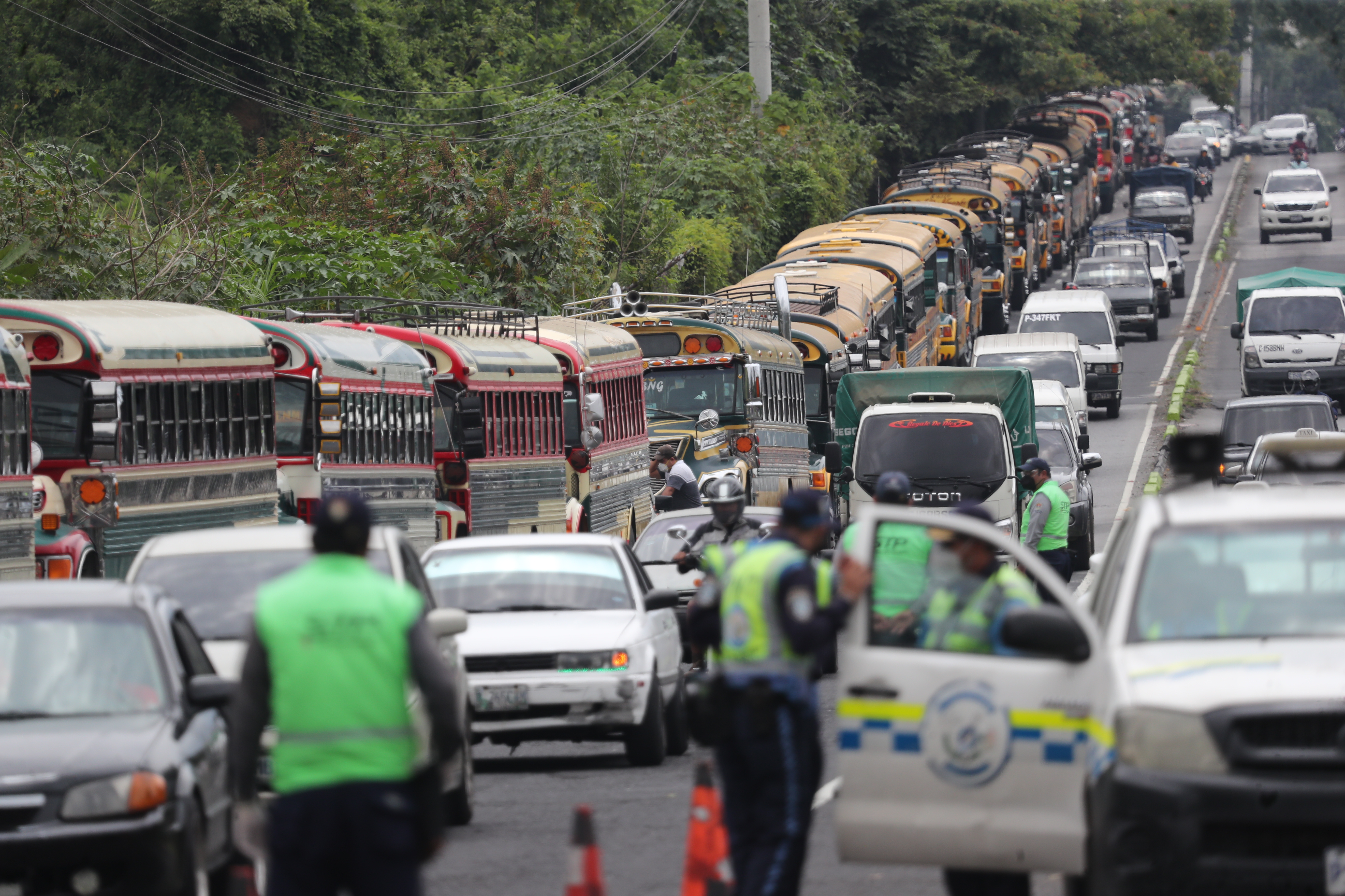 Autobuses han presionado por obtener el aval de cobrar el doble de la tarifa. (Foto Prensa Libre: Hemeroteca PL)