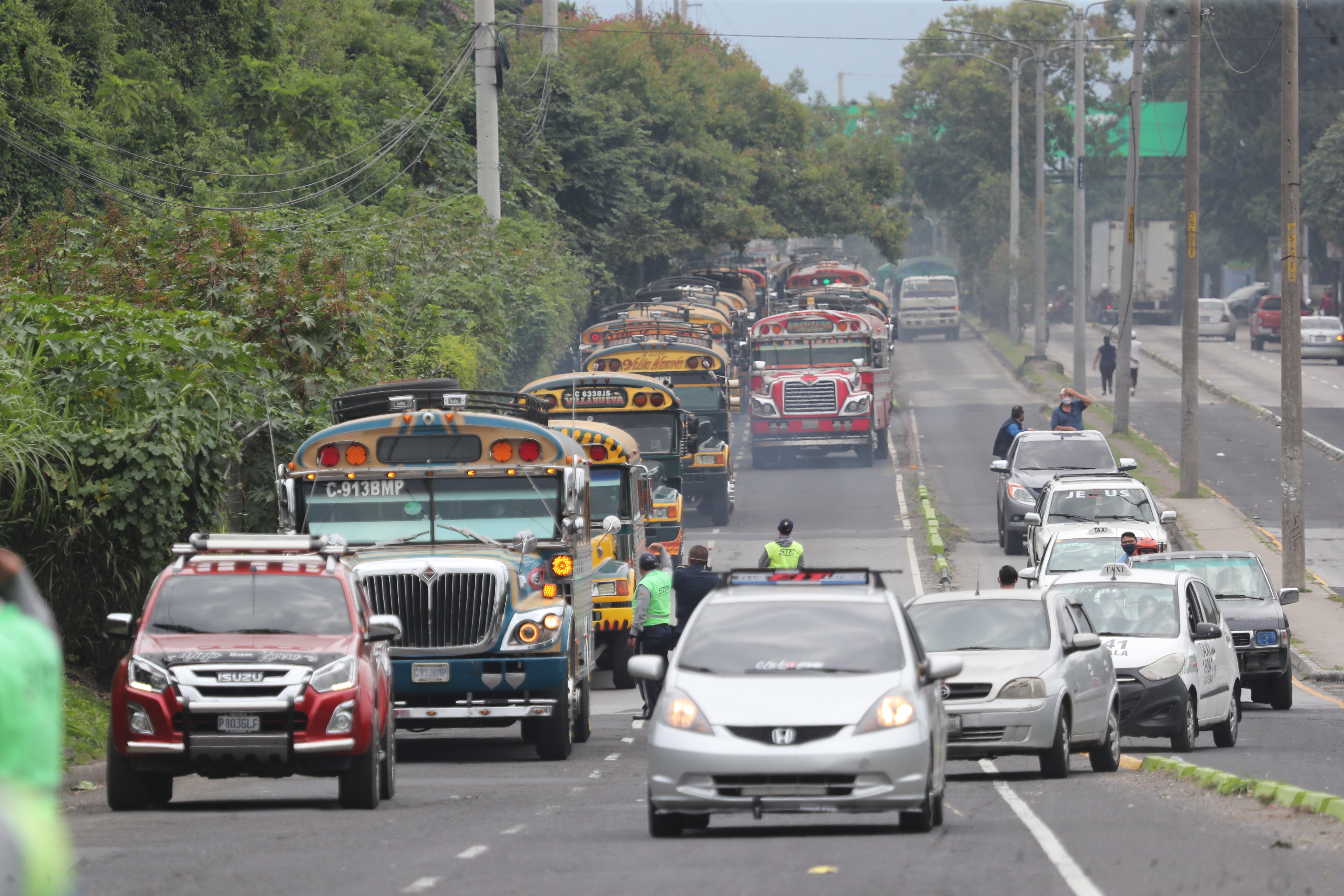 El semáforo de alertas covid-19 permite el transporte público de pasajeros, pero con capacidad limitada de por lo menos 50%. (Foto Prensa Libre: Hemeroteca PL)