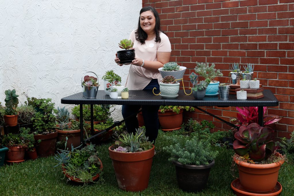 Isabel muestra parte de los productos de Isaucelosucus, además es asesora en jardinería profesional. Foto Prensa Libre: Esbin García