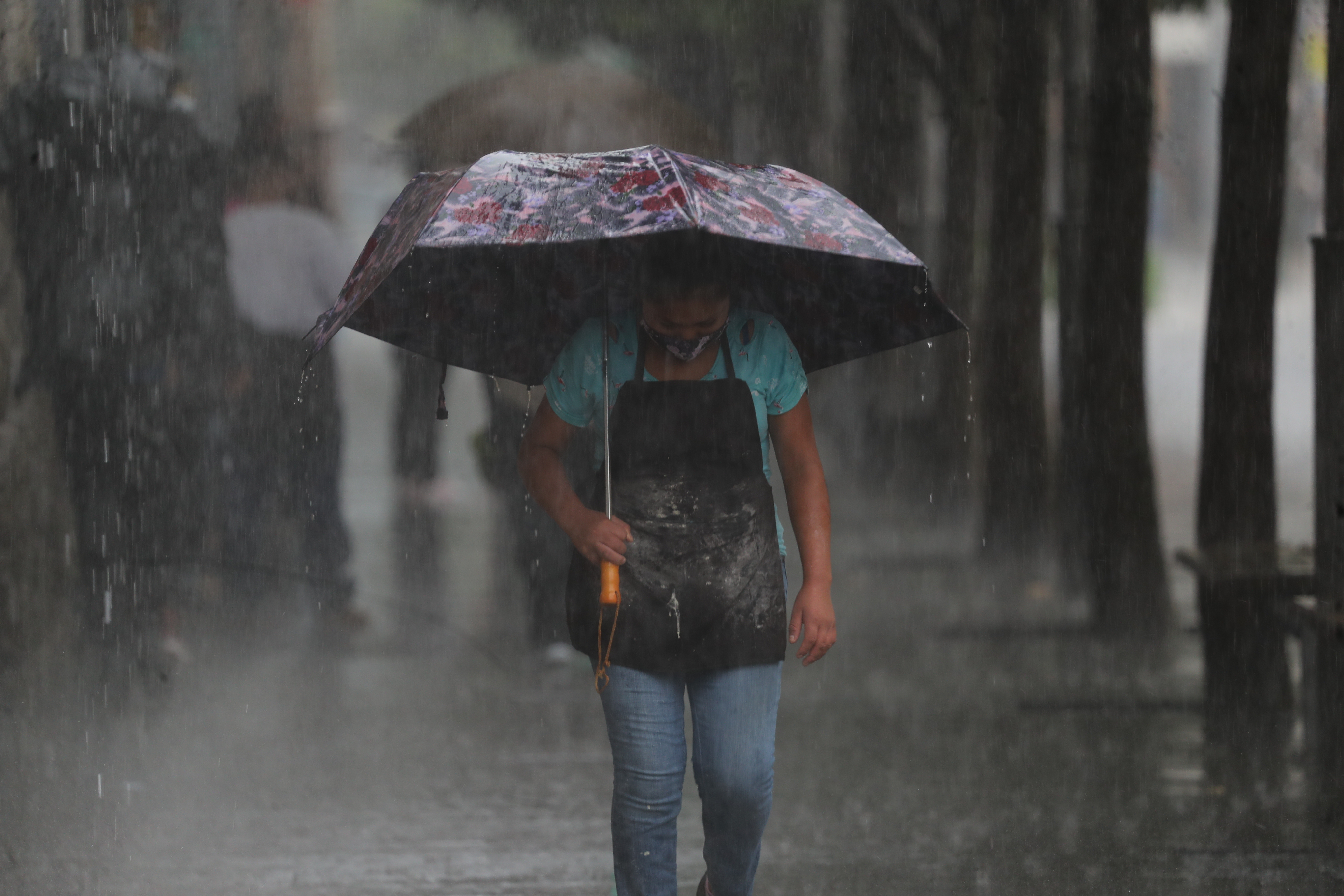 Fuertes lluvias se registraron en la ciudad. Foto Prensa Libre: Érick Ávila.