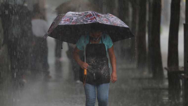 Fuertes lluvias se registraron en la ciudad. Foto Prensa Libre: Érick Ávila.