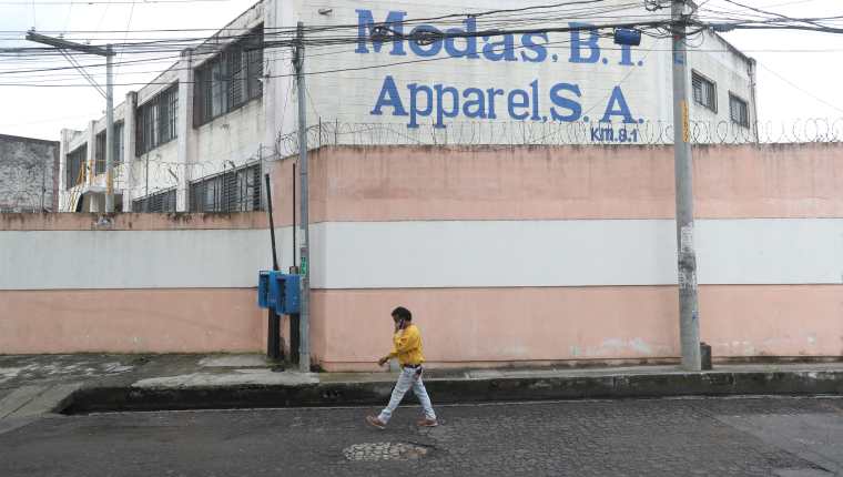 La fábrica Modas B.I Apparel cerró operaciones ante la baja de órdenes para la costura de ropa por clientes en EE. UU., y despidió a 800 trabajadores. (Foto Prensa Libre: Érick Ávila) 