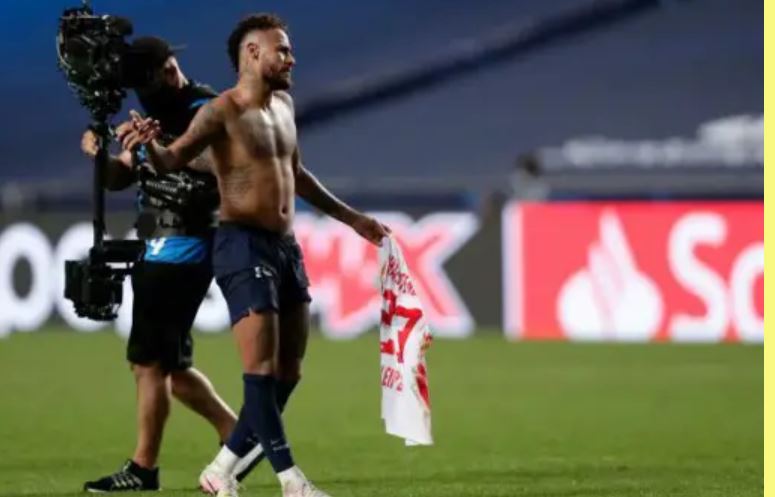 Neymar intercambió camisola con otro jugador y rompió protocolos de prevención por el coronavirus. (Foto Prensa Libre: Tomada de Bitbol.la) 