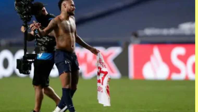 Neymar intercambió camisola con otro jugador y rompió protocolos de prevención por el coronavirus. (Foto Prensa Libre: Tomada de Bitbol.la) 