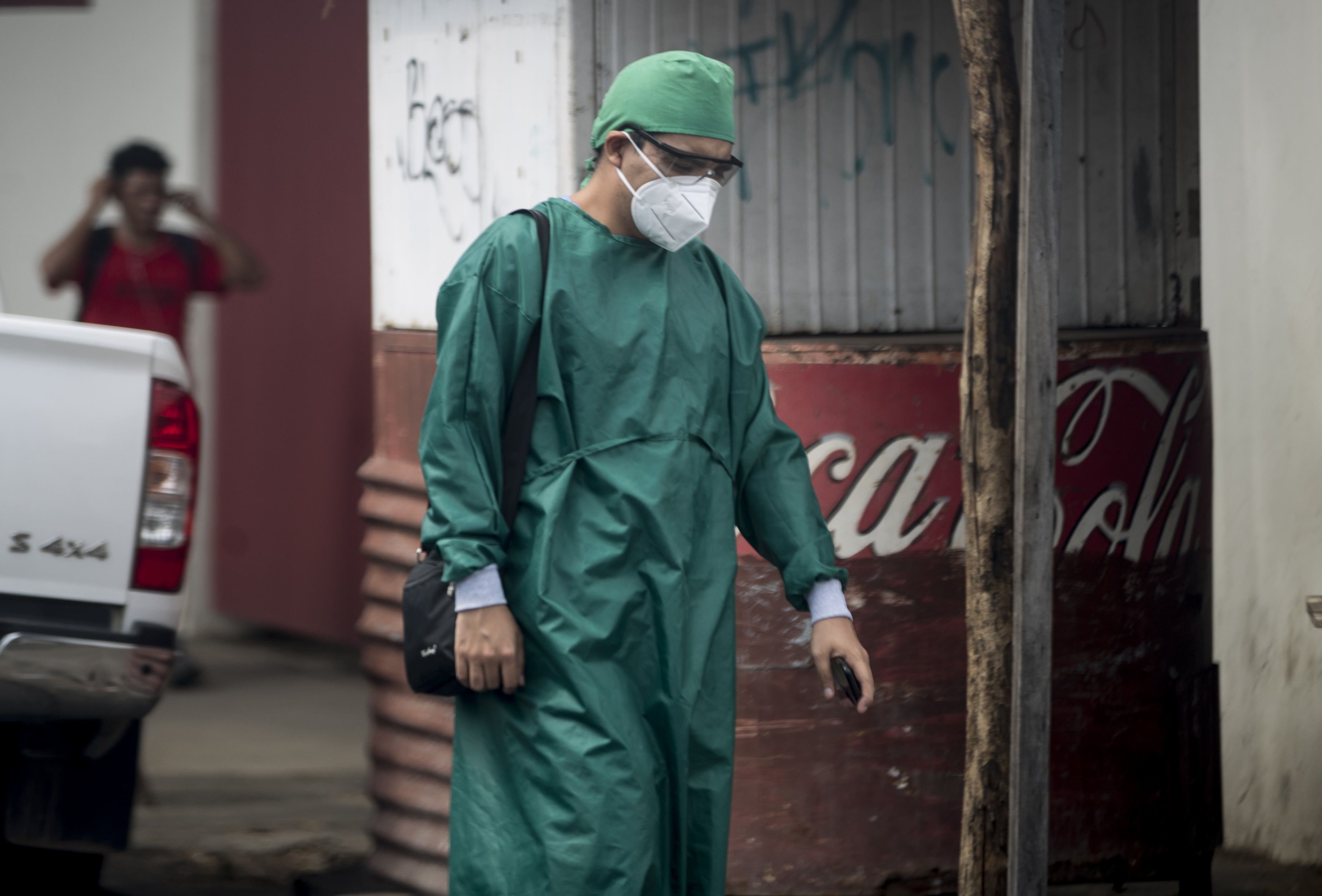 La pandemia de coronavirus no da tregua en Nicaragua, donde autoridades muestran interés en fabricar una vacuna rusa contra la enfermedad. (Foto Prensa Libre: EFE)