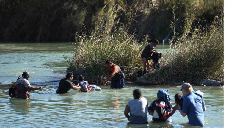 Las duras medidas contra la inmigración no han persuadido a familias enteras que cruzan a diario el Río Bravo. (Foto: Hemeroteca PL)