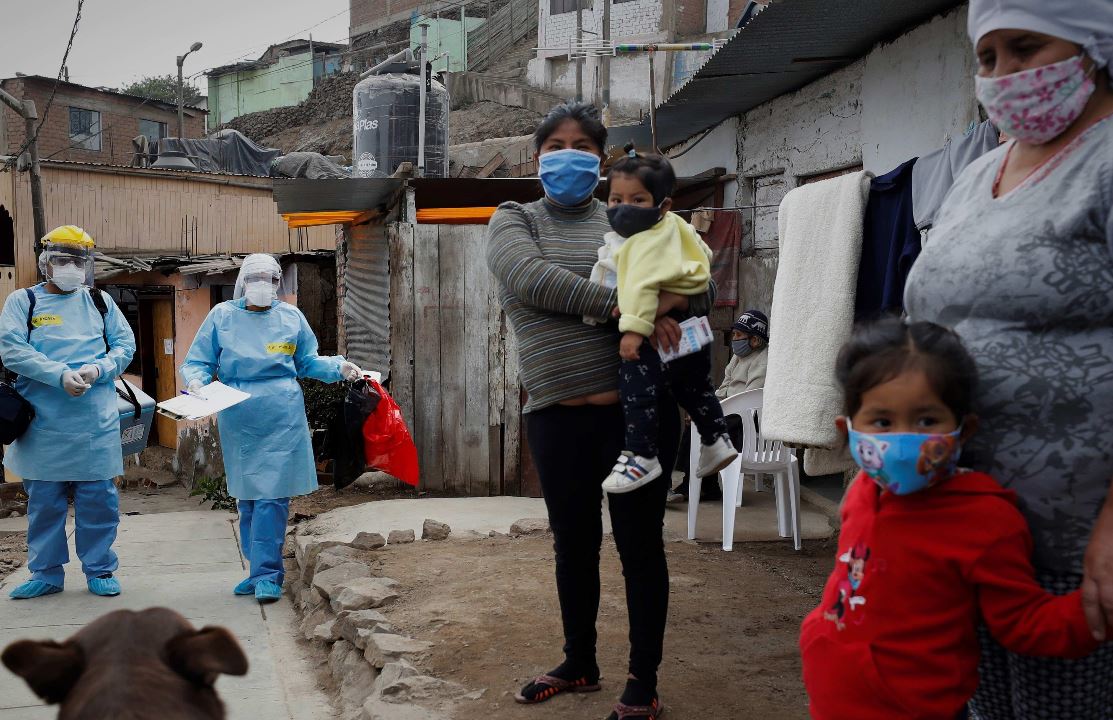 Las personas salen con mascarilla a la calle por la pandemia del coronavirus. (Foto Prensa Libre: EFE) 