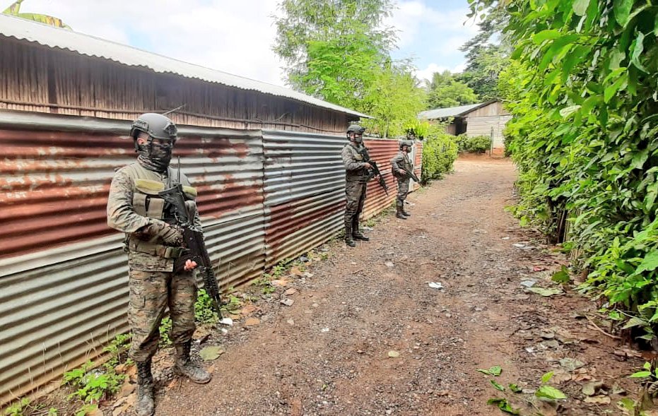 Los estados de Excepción siempre contemplan el apoyo del Ejército para el control de los territorios bajo la medida. (Foto Prensa Libre: Hemeroteca PL)