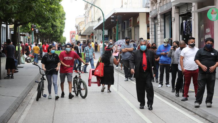 Varias personas en el paseo de la sexta avenida de la zona 1 el uso de la mascarilla es obligatorio para evitar el contagio del  coronavirus.


Fotografa Erick Avila:                  13/07/2020