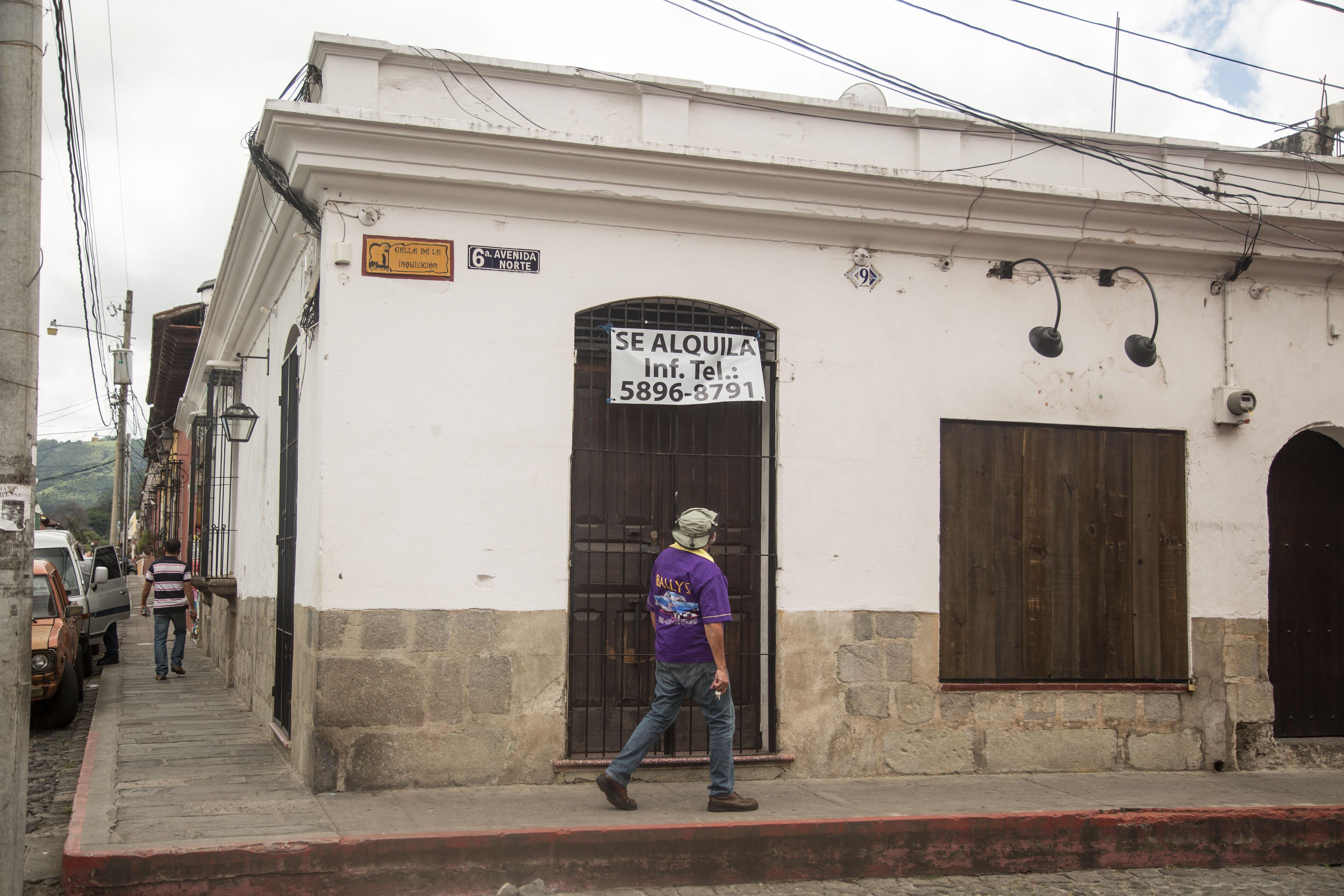 Letreros de locales en alquiler son comunes ahora en Antigua Guatemala. (Foto Prensa Libre: ACAN-EFE)