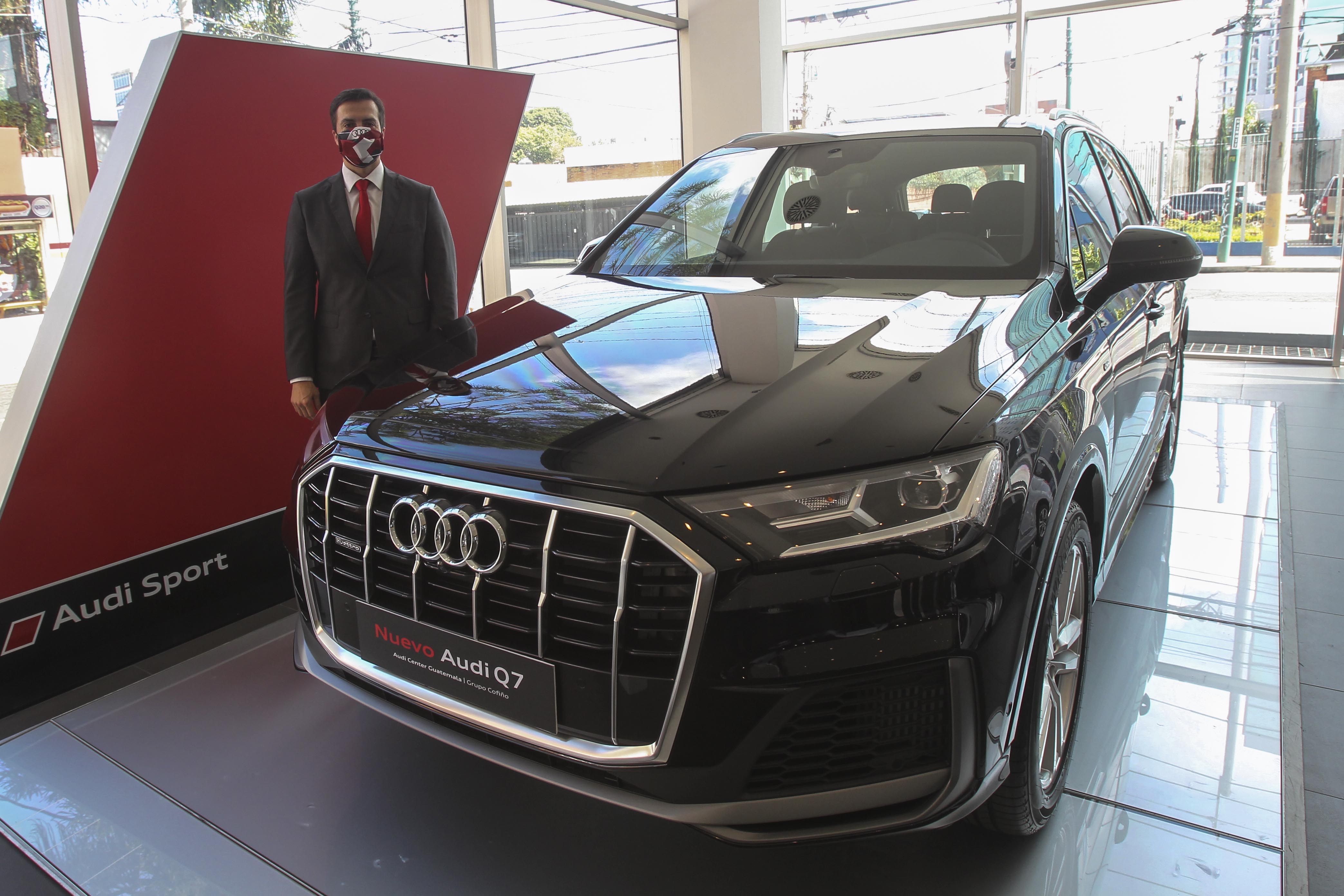 André Dueñas, gerente general de Audi Center Guatemala, presentó el nuevo Audi Q7. (Foto Prensa Libre: Norvin Mendoza)